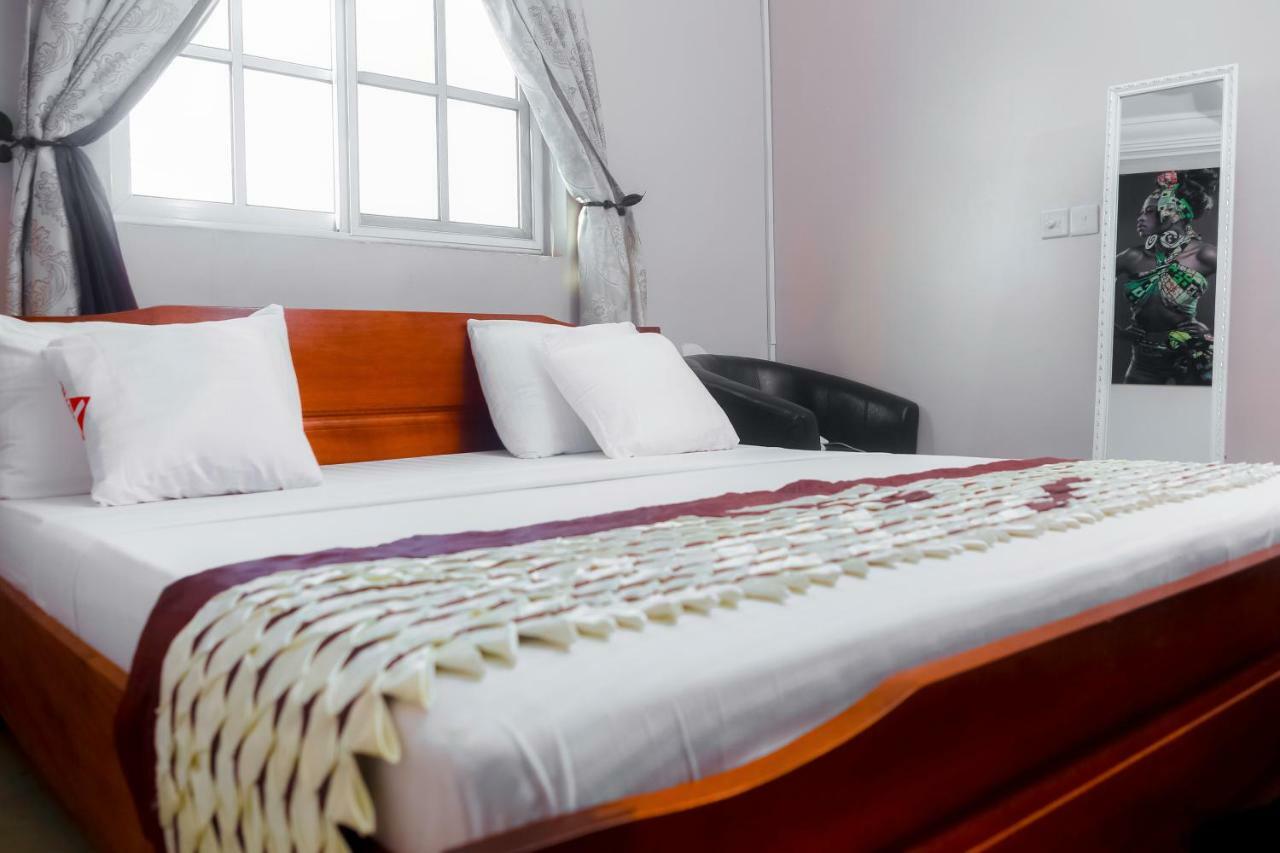 Plus 33 Hotel Nungua Exteriör bild