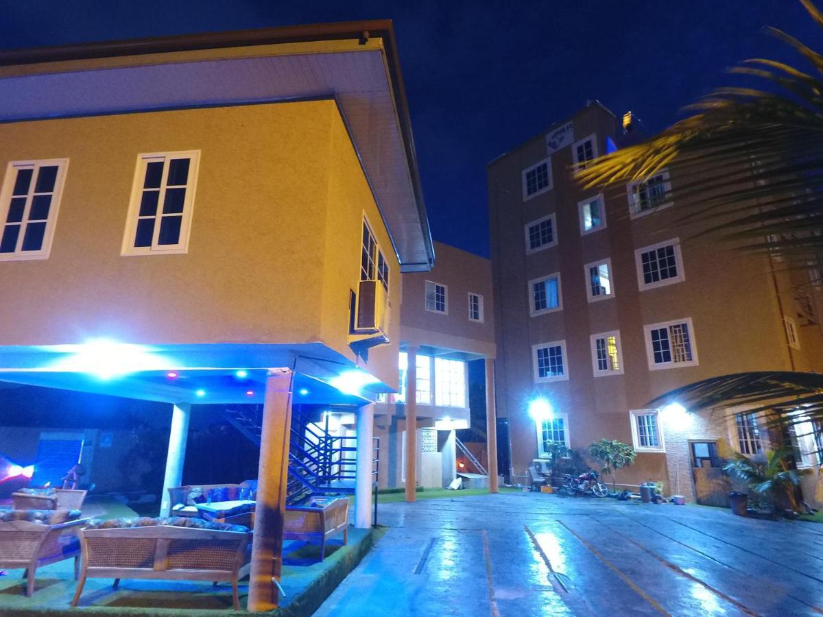 Plus 33 Hotel Nungua Exteriör bild