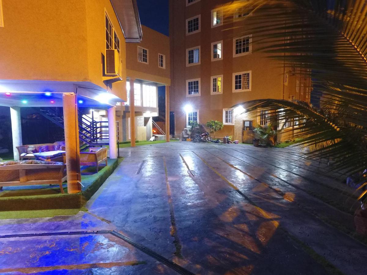 Plus 33 Hotel Nungua Exteriör bild